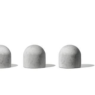 ミラノの道端で見かけるコンクリートブロックがスツールに｜Internoitaliano