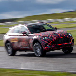 ヴァンテージを上回るパワー──アストンマーティン、初のSUV「DBX」のエンジンスペックを発表｜Aston Martin