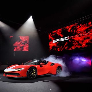 スクーデリアフェラーリ90周年を記念するフェラーリ史上最強のモデル「SF90 ストラダーレ」日本上陸｜ Ferrari