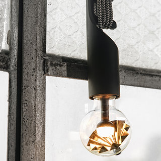 マグネットの傘を動かして光を操れるLED電球「Move Me Light」｜DESIGN