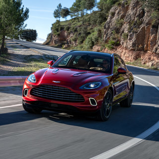 スポーツカーの遺伝子を受け継いだSUV「アストンマーティン DBX」デビュー｜Aston Martin