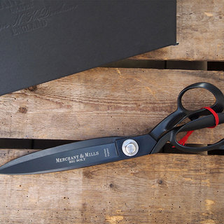 最高峰の切れ味と細かなカットを実現。テフロン加工の裁ちばさみ｜MERCHANT & MILLS