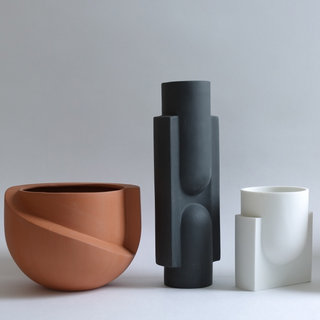 彫刻のように美しく佇むフラワーベースとプランター｜LIGHT + LADDER