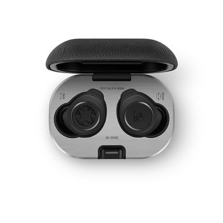 「1017 ALYX 9SM」とコラボレーションしたバング＆オルフセン「BEOPLAY E8 MOTION」｜BANG & OLUFSEN