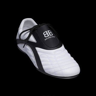 バレンシアガの軽量かつ薄底の新作スニーカー「ゼン」｜BALENCIAGA