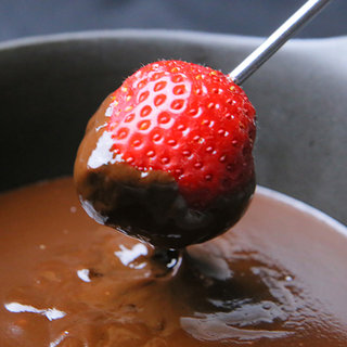 成城石井が運営するワインバーで毎年人気のチョコレートフォンデュ食べ放題｜EAT