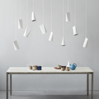 コペンハーゲン発、シェードを自由に動かせるペンダントランプが新発売 | MOEBE