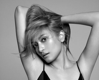 イヴ・サンローラン・ボーテ ジャパン アンバサダーにローラが就任｜YVES SAINT LAURENT BEAUTÉ