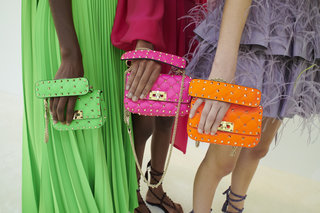 ヴァレンティノの新作バッグ「ロックスタッズ スパイク フルオ」発売｜VALENTINO