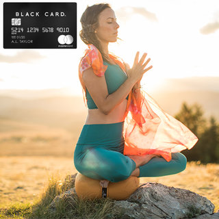 ラグジュアリーカードが提唱。在宅時間はヨガでリフレッシュ｜LUXURY CARD