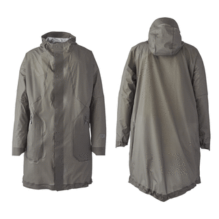 オーバーサイズのシルエットでタウンユースでも活躍必至。超極薄3層構造のレインコート｜DAIWA