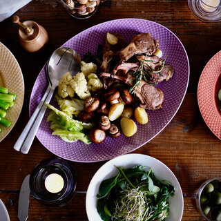 食卓を彩り鮮やかに、リズミカルに。新シリーズ『ロンブカラー』が登場｜Lyngby Porcelæn