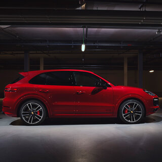 ポルシェ、8気筒エンジンを搭載した新型カイエンGTSを発売｜Porsche