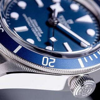 伝統のブルーを纏うブラックベイ フィフティ-エイト｜TUDOR