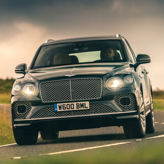 ベンテイガに、SUVリムジンとしてのポテンシャルを高めたモデルがデビュー｜Bentley