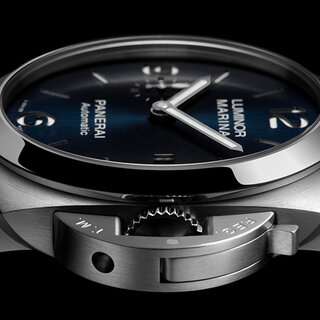サテン仕上げのブルーダイアルを搭載した新作「ルミノール マリーナ - 44mm」｜PANERAI