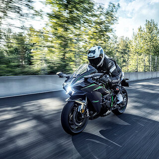 カワサキのストリートモデル史上最大のパワーを発揮するニンジャH2カーボン受注開始｜Kawasaki
