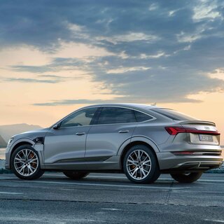 アウディ電動化攻勢の尖兵、アウディ「e-tronスポーツバック」が発売｜Audi