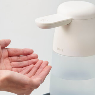 手をかざすと消毒液が噴射される自動手指消毒器に大容量タイプ登場｜KING JIM