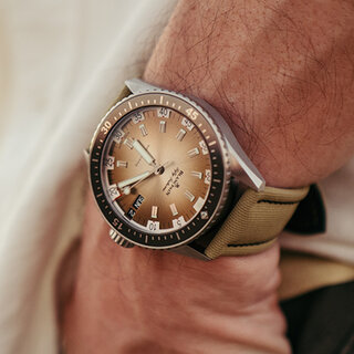 デザート（砂漠）カラーの「フィフティ ファゾムス バチスカーフ デイ・デイト」｜BLANCPAIN