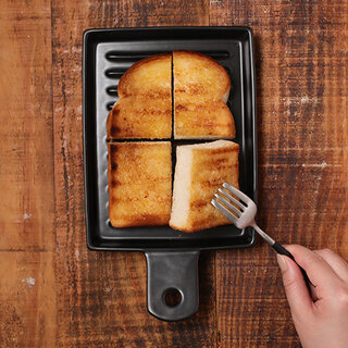 直火と遠赤外線効果で極上のトーストをつくる、パン専用の陶器プレート｜Cook very