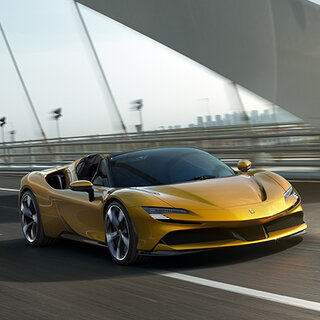 フェラーリの量産型オープンPHEVモデル「SF90スパイダー」がデビュー｜Ferrari