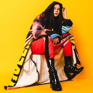 世界が注目するZ世代のシンガーソングライター、エマ・ウォーリンが「バーチャル渋谷 au 5G X’mas」に楽曲提供| VIRTUAL SHIBUYA