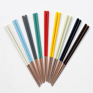 カラーバリーションは9色。六角形で手になじみやすく、和洋問わずに使用できる“箸”｜ HASAMI