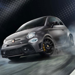 レースカーを想起させるスポーティなスタイルに──80台限定の特別モデル、アバルト595モメント登場｜Abarth