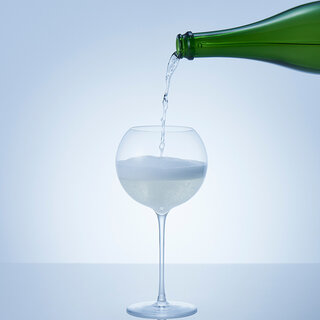 江戸硝子の技法とトップソムリエの感性が融合。美しいフォルムが印象的なawa酒専用グラス「IMMERSION」｜awa SAKE