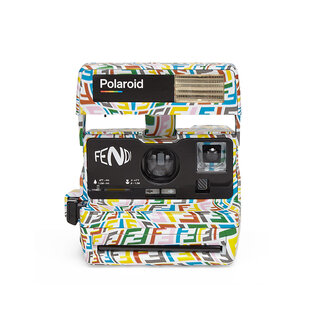 フェンディがポラロイドとコラボレーション、マルチカラーな「FFヴァーティゴ」ポラロイドカメラを発売｜FENDI 