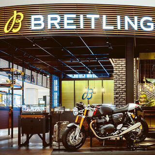 ブライトリングとトライアンフが、新たにパートナーシップを締結｜BREITLING