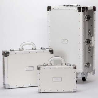 高度な職人技、上質なシュリンクレザー。一生モノのアタッシュ、クリーザンのフラッグシップコレクション｜CREEZAN