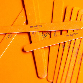 手を愛しむ、手を楽しむ、手を育む。 Hermèsの馬具職人へのリスペクトが感じられる、 新ビューティ〈レ・マン・エルメス〉が発売！｜HERMÈS