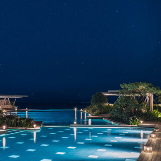 沖縄ステイの新常識!?　真冬でも温かい「星空ホットプール」で、空と海と一体になる！｜HOSHINOYA Okinawa