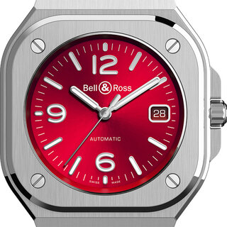アクセントレッドで、腕元に圧倒的な第一印象を獲得する99本のレアモデル｜Bell & Ross