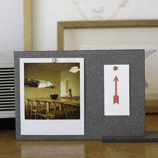 2枚の厚紙と磁石のみで構成された美しいカードスタンド｜concrete craft