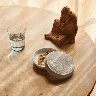 デンマーク王国・女王陛下の即位50周年。祝意を表した記念アイテムが限定発売 ｜Royal Copenhagen