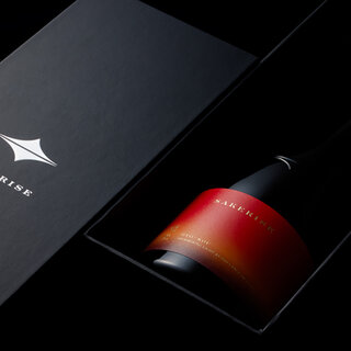 長く続く美しい“余韻”をワイングラスで楽しむ。日本酒「暁光」｜SAKERISE