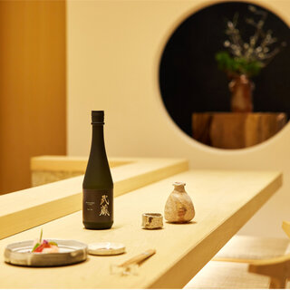 「武蔵 by アマン」の親方自らが育て収穫した米を使用。鮨との相性抜群のオリジナル日本酒｜AMAN