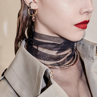 カルティエとsacaiの阿部千登勢による限定コレクションが2022年夏に先行発売｜CARTIER