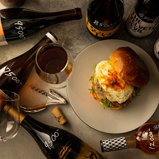 仕事帰りや近所で一杯！ 人気のカフェ＆バーが夕方からスタイリッシュなワインバーに｜Kimpton Shinjuku Tokyo