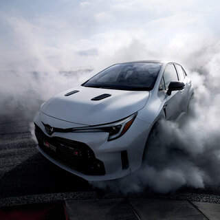 モリゾウこと豊田章男社長の強い思いが結実──1.6リッター3気筒304psのGRカローラ世界初披露｜トヨタ