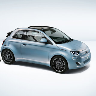 BEVになってもチンクエチェントの遊び心は健在──アイコニックなデザインを受け継いだフィアット初のBEV「500e」が誕生｜FIAT