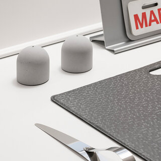 イタリア・ミラノのシンボルである車止め。愛くるしいフォルムがペーパーウェイトに｜DANESE