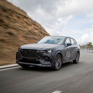 マツダの新型SUV、CX-60のプロトタイプに試乗──ロードスター990Sと同様の足まわりがもたらす走りやいかに？｜MAZDA 