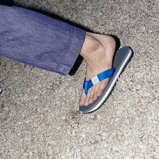 1970年代に実在したスポーツビーチサンダルをスロバキア工場で限りなく再現｜Sýr/ZDA