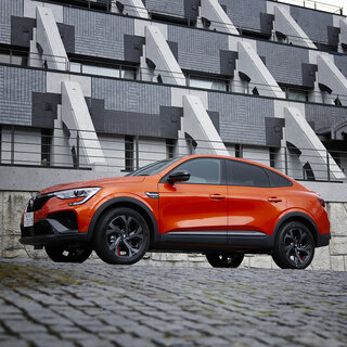 ルノー アルカナに試乗──F1マシン由来のハイブリッドシステムを搭載したクーペSUVの走りとは？｜Renault