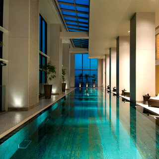 幻想的な雰囲気が漂うスパを満喫。ラグジュアリーな宿泊プラン「プライベート・ナイトプール」登場｜CONRAD TOKYO