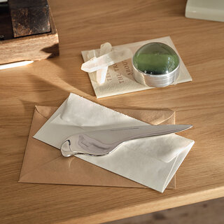 ジャン・プルーヴェの妻が所有していた一点モノのレターオープナーを復刻｜Vitra